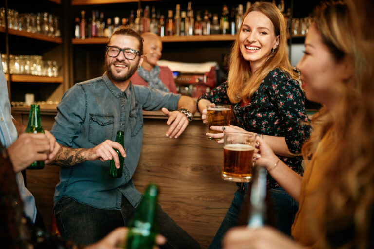 Kleine Gesprächsrunde in einer Bar als Symbolbild für Single-Events in Hannover.