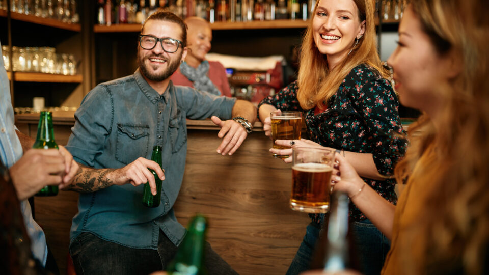 Kleine Gesprächsrunde in einer Bar als Symbolbild für Single-Events in Hannover.